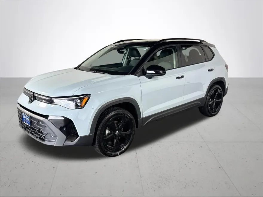 2025 Volkswagen Taos SE photo 1