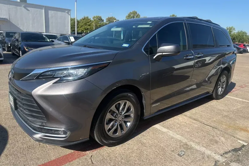 2021 Toyota Sienna XLE photo 1