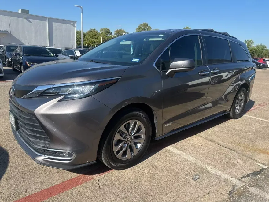 2021 Toyota Sienna XLE photo 1