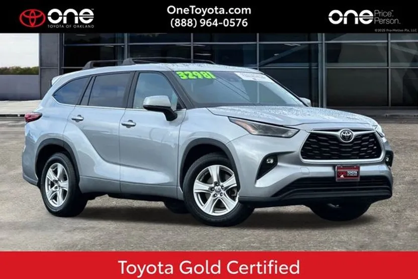 2023 Toyota Highlander LE photo 1