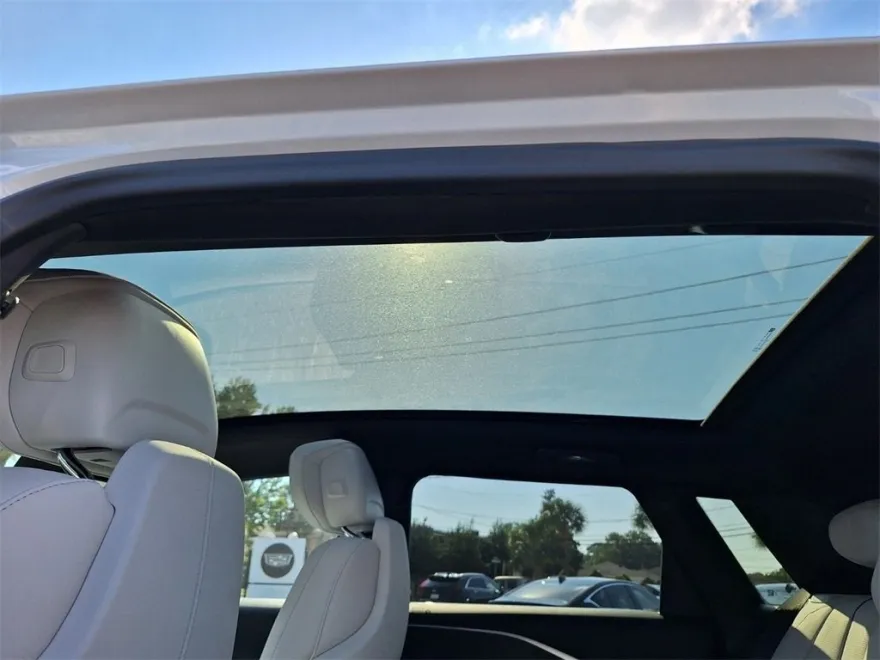 2025 Cadillac Lyriq Luxury photo 8