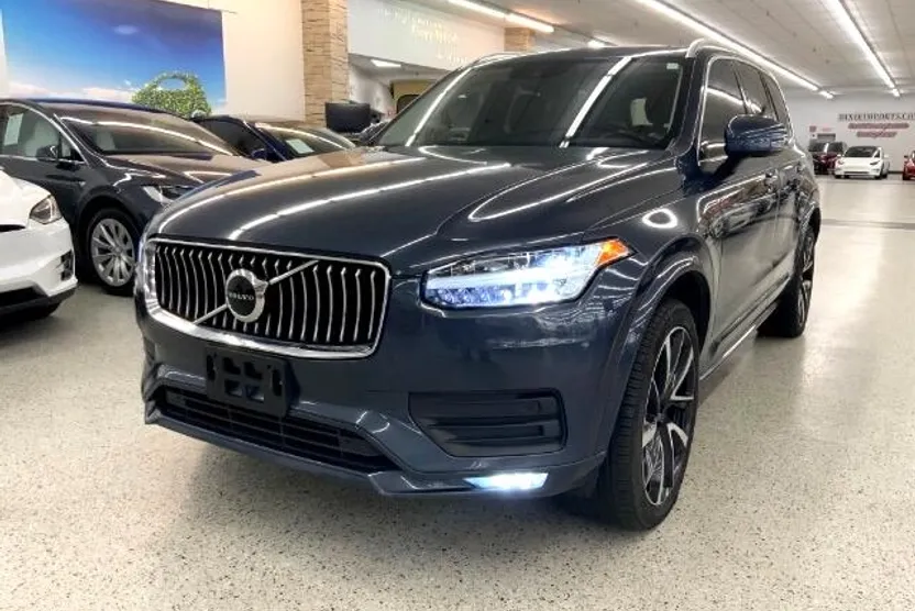 2020 Volvo XC90 T6 AWD Momentum photo 1