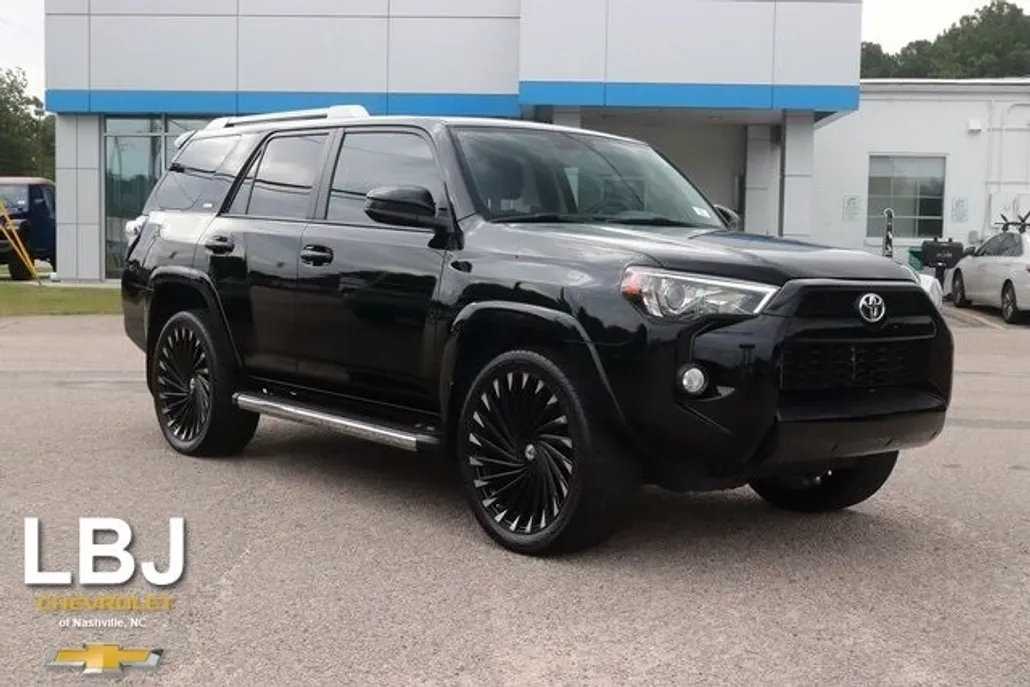 2017 Toyota 4Runner SR5 photo 1