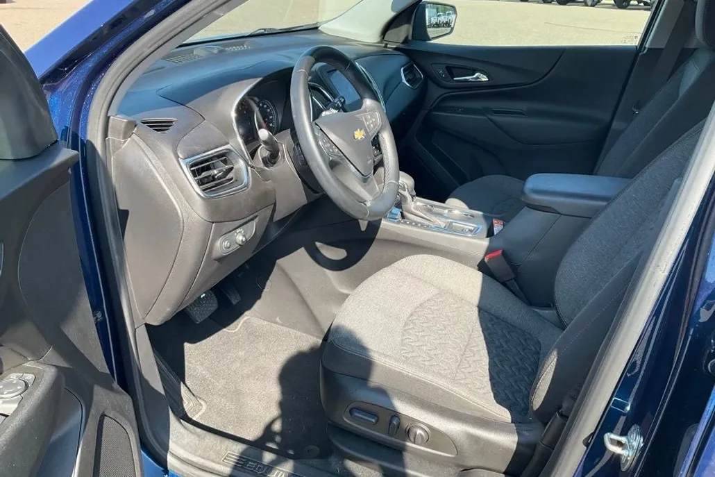 2023 Chevrolet Equinox LT photo 1