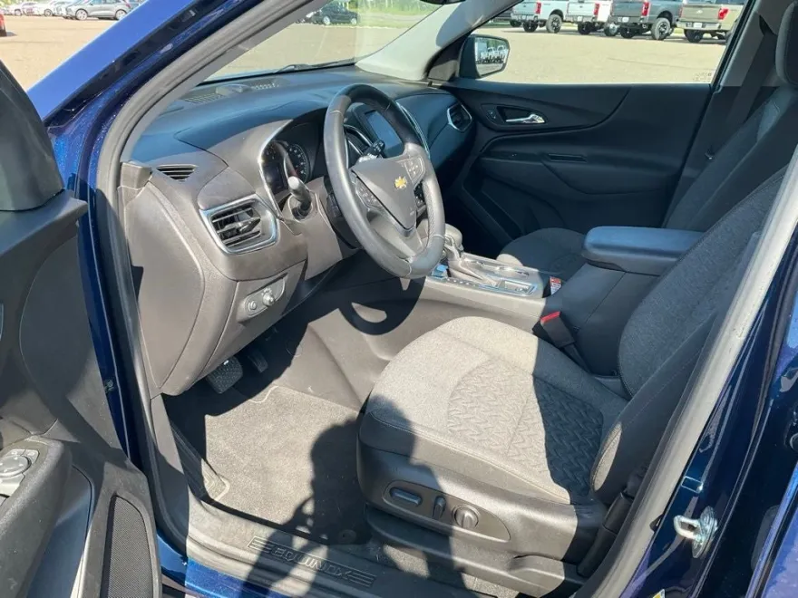 2023 Chevrolet Equinox LT photo 1