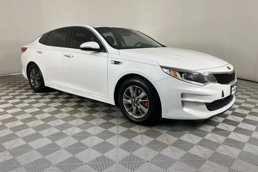 2016 Kia Optima LX photo 1