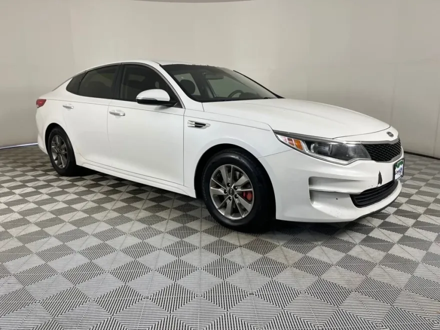 2016 Kia Optima LX photo 1
