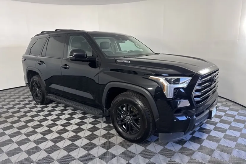 2023 Toyota Sequoia SR5 photo 1