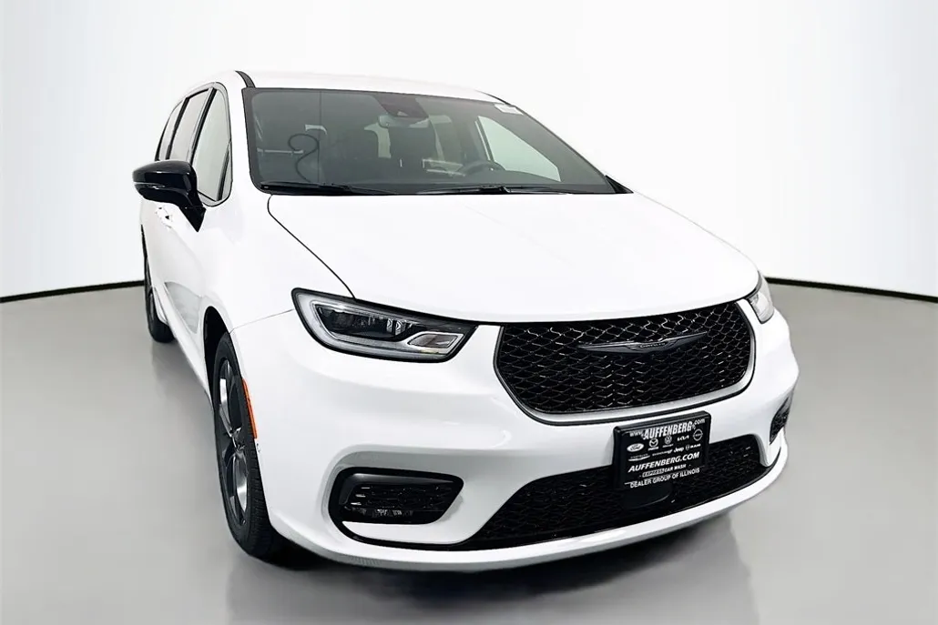 2026 Chrysler Pacifica photo 1