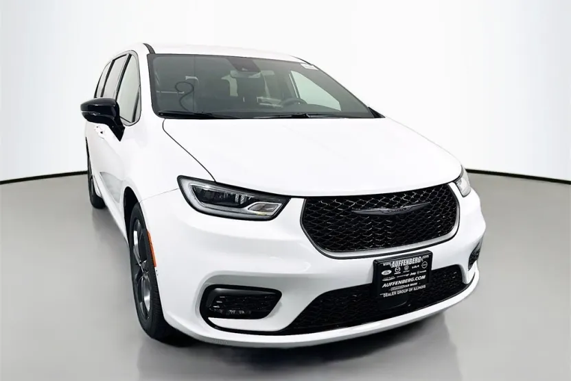 2026 Chrysler Pacifica photo 1