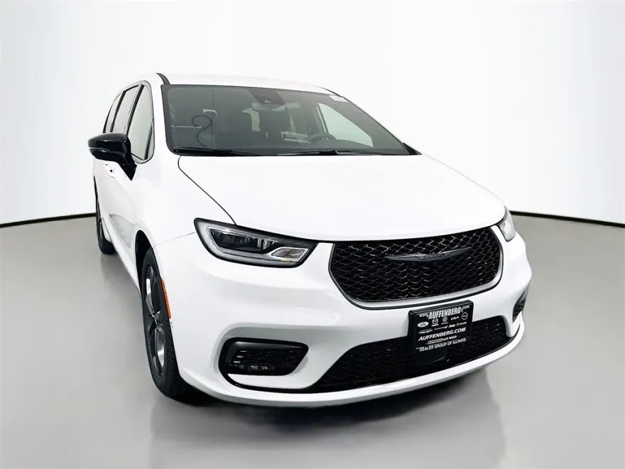2026 Chrysler Pacifica photo 1