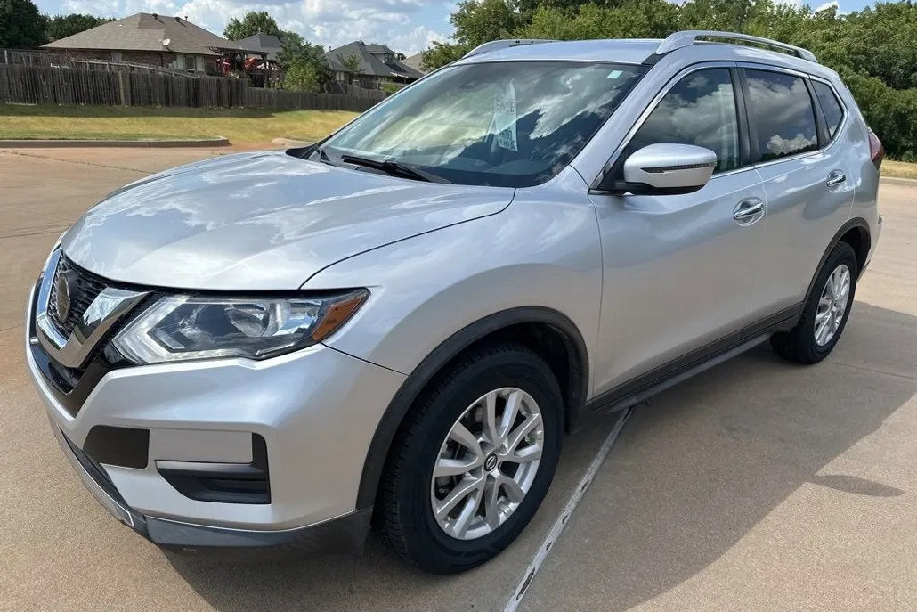 2019 Nissan Rogue SV photo 1
