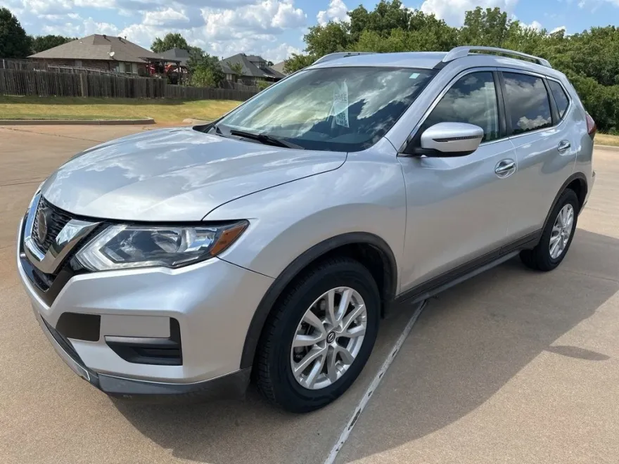 2019 Nissan Rogue SV photo 1