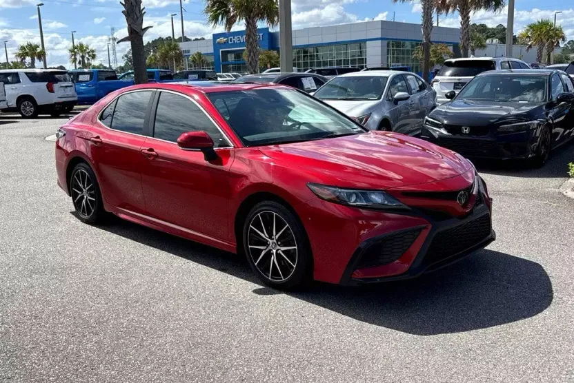 2022 Toyota Camry SE photo 1