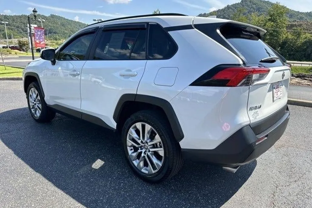 2023 Toyota RAV4 XLE Premium photo 1