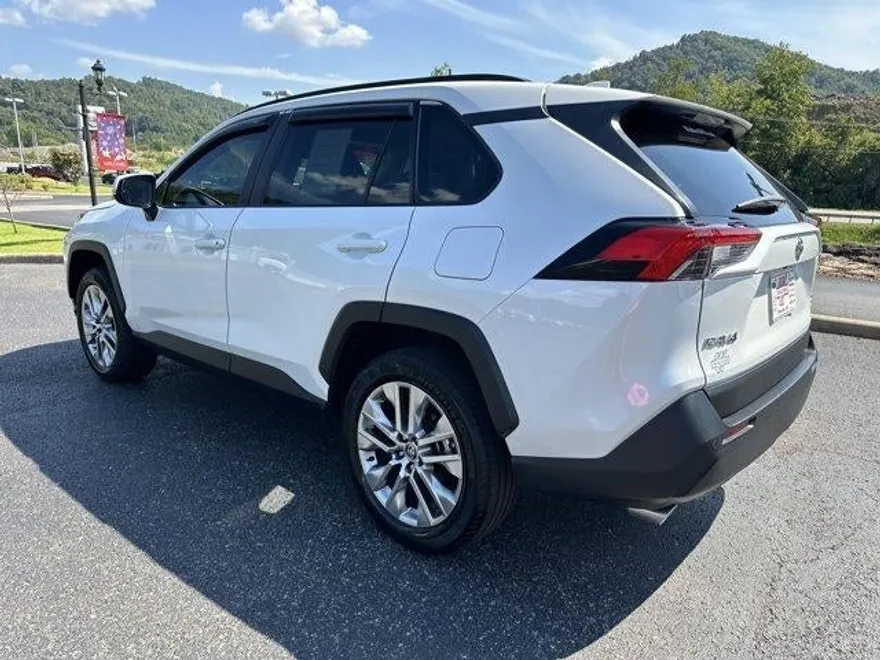 2023 Toyota RAV4 XLE Premium photo 1