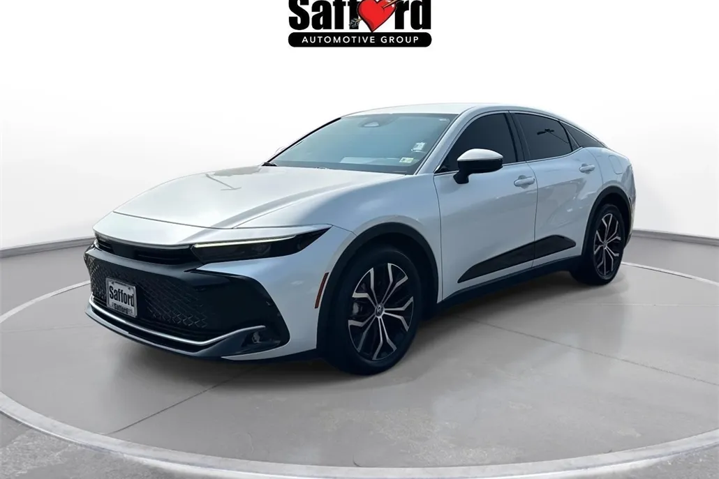 2023 Toyota Crown XLE photo 1
