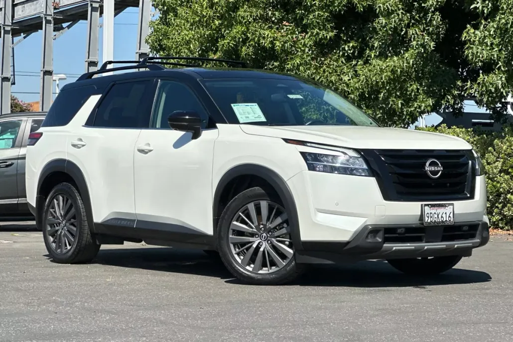 2022 Nissan Pathfinder SL photo 1