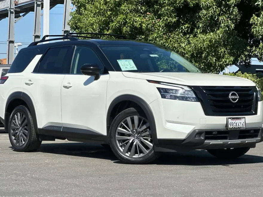 2022 Nissan Pathfinder SL photo 1