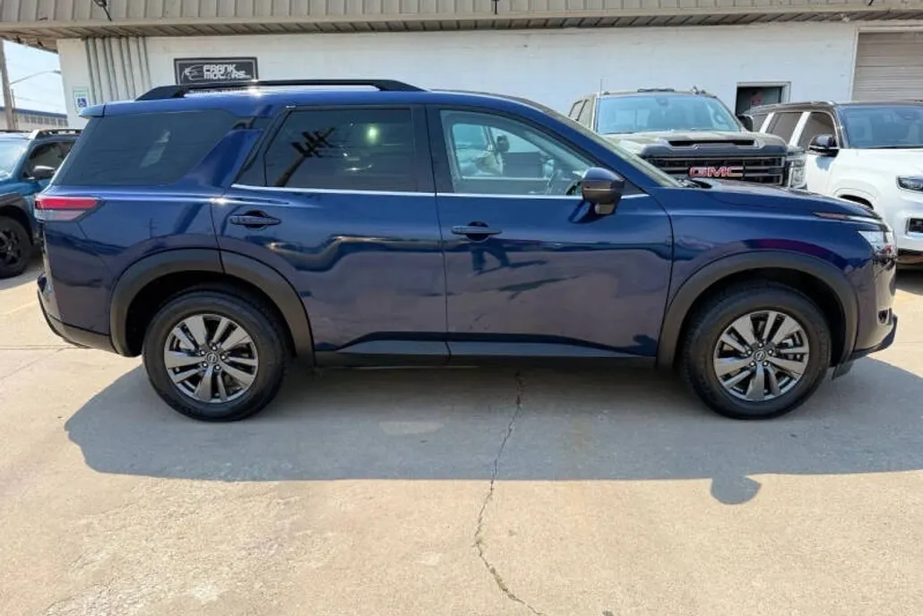 2022 Nissan Pathfinder SV photo 1
