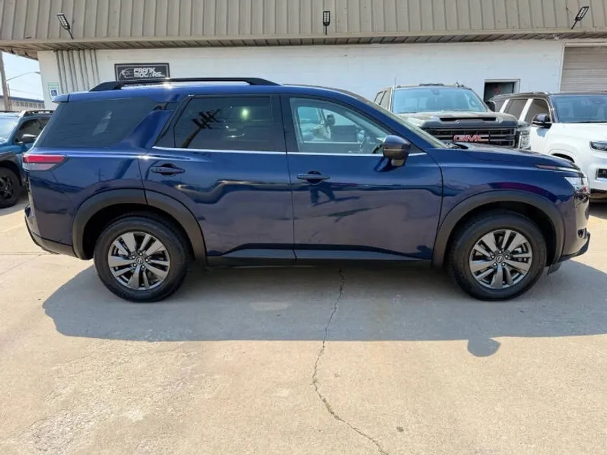 2022 Nissan Pathfinder SV photo 1