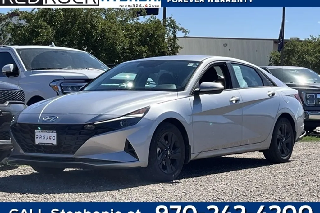 2023 Hyundai Elantra SEL photo 1