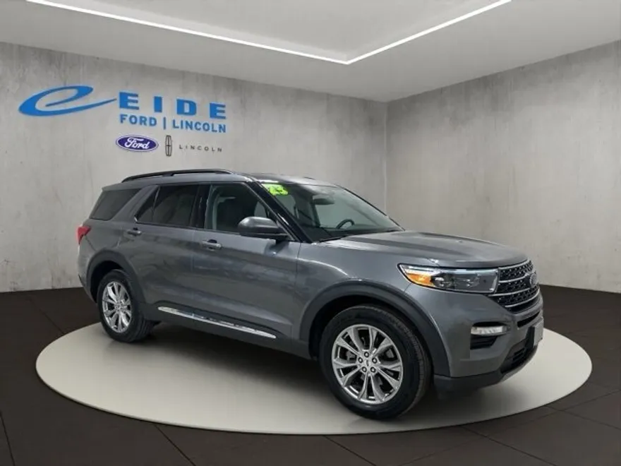 2023 Ford Explorer XLT photo 1