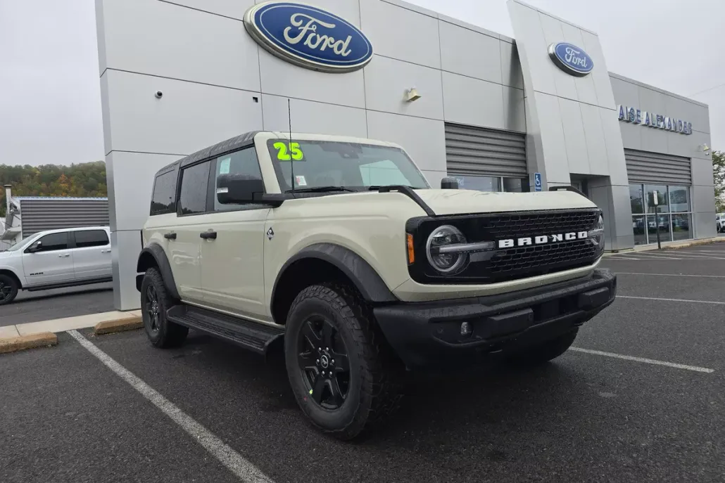 2025 Ford Bronco Outer Banks photo 1