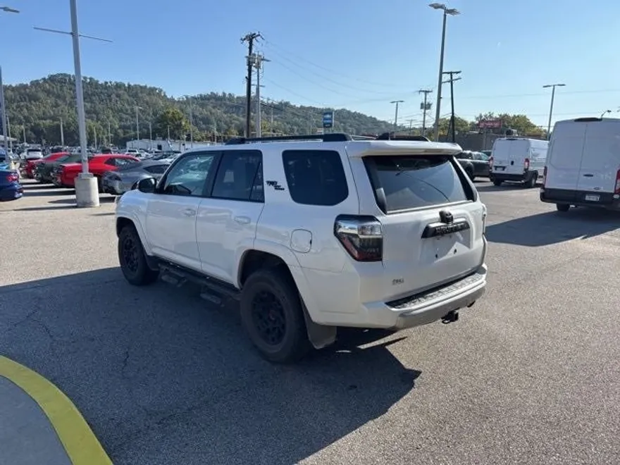 2022 Toyota 4Runner TRD Off-Road Premium photo 1