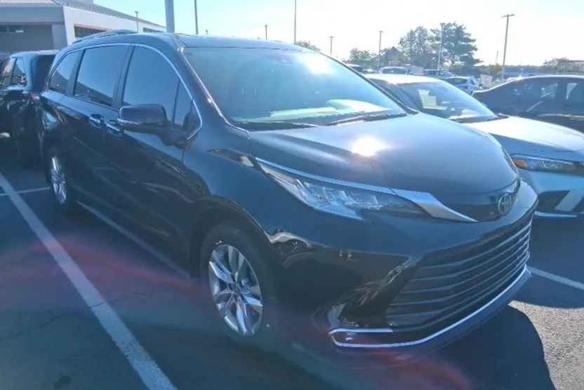 2023 Toyota Sienna Limited photo 1