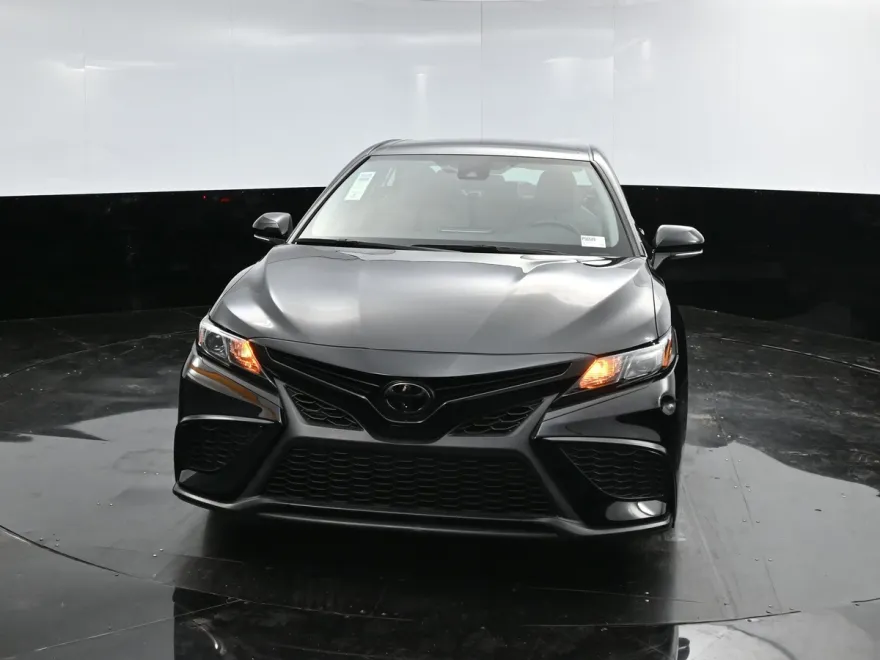 2022 Toyota Camry SE photo 1