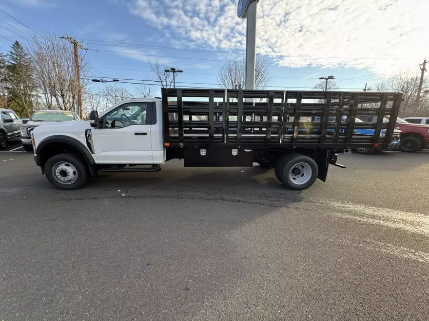 2024 Ford F-600 photo 2
