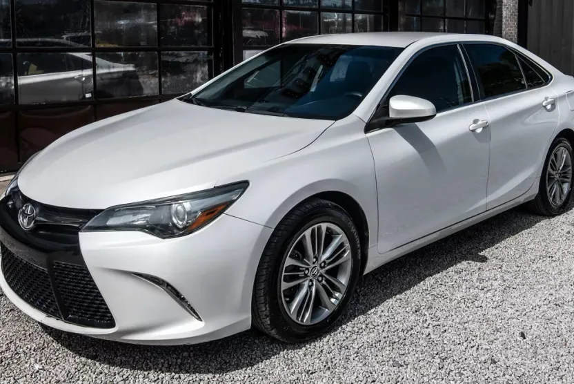 2015 Toyota Camry SE photo 1