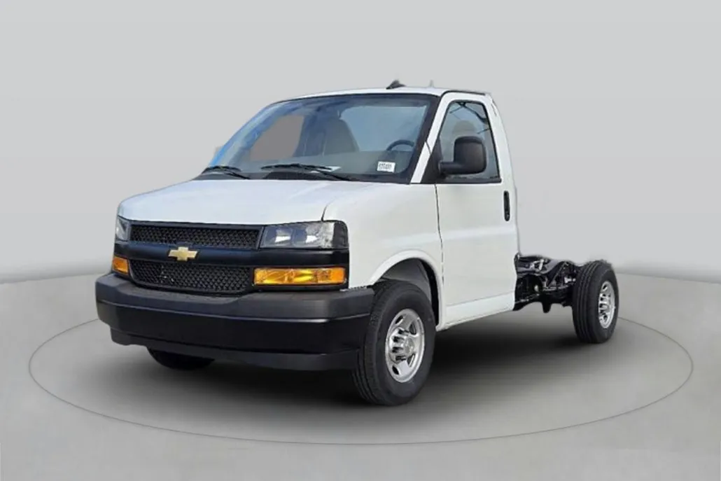 2025 Chevrolet Express Cutaway 3500 photo 1