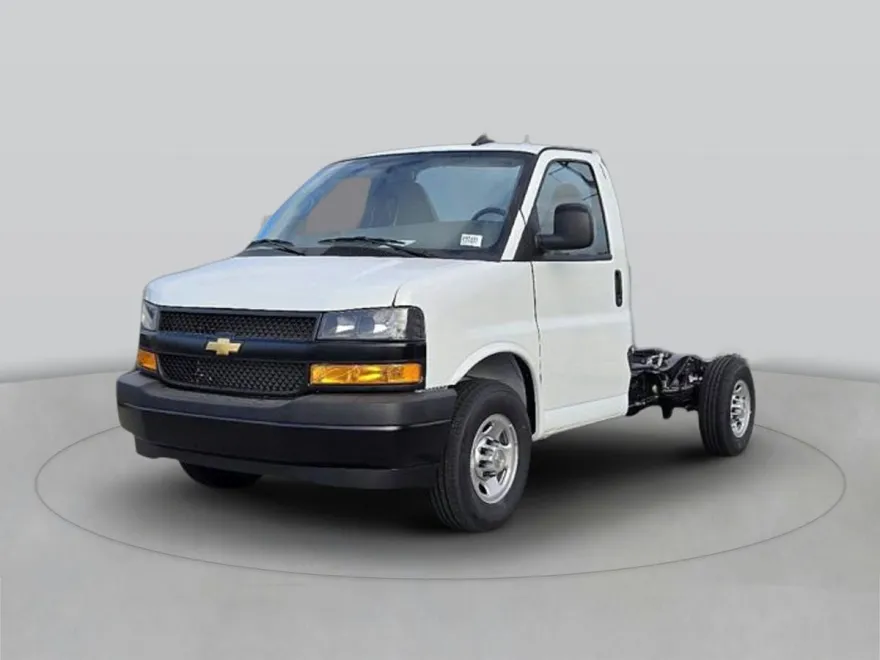 2025 Chevrolet Express Cutaway 3500 photo 1
