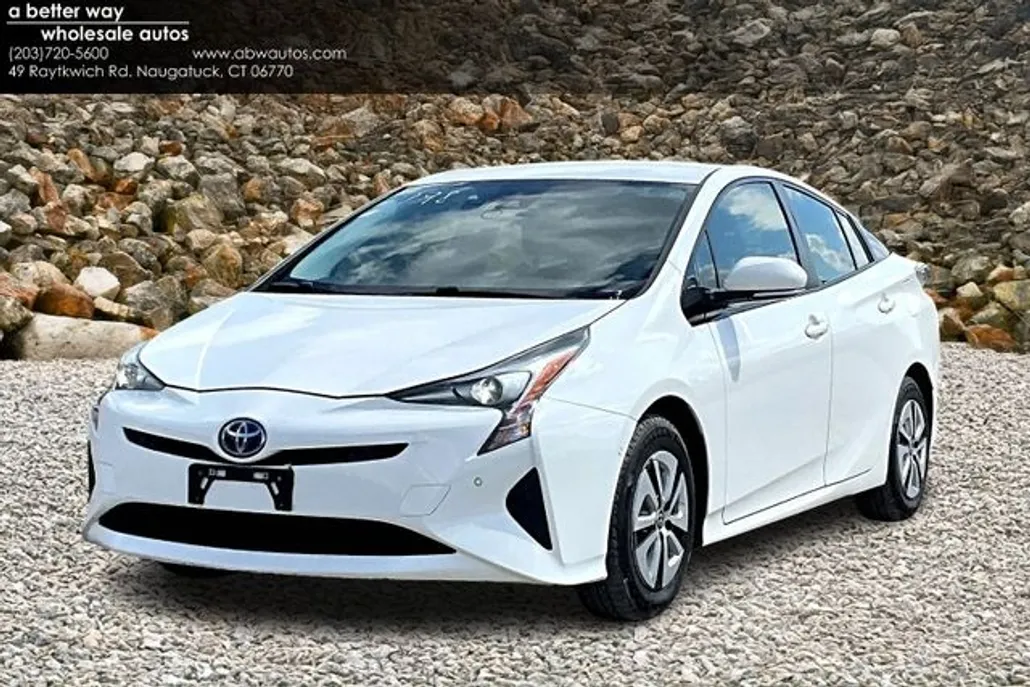 2018 Toyota Prius Three photo 1