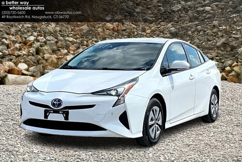 2018 Toyota Prius Three photo 1