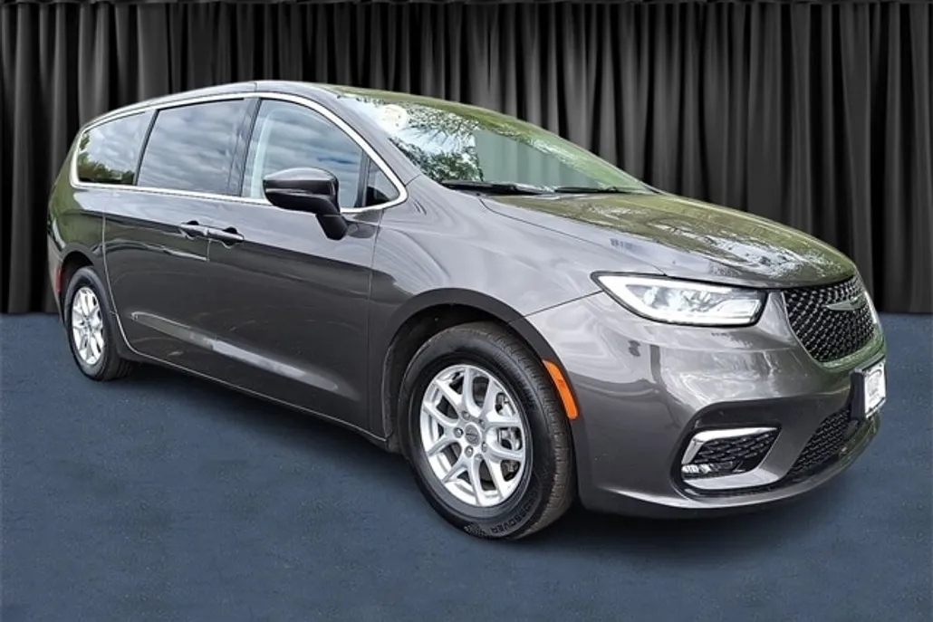 2023 Chrysler Pacifica Touring L photo 1