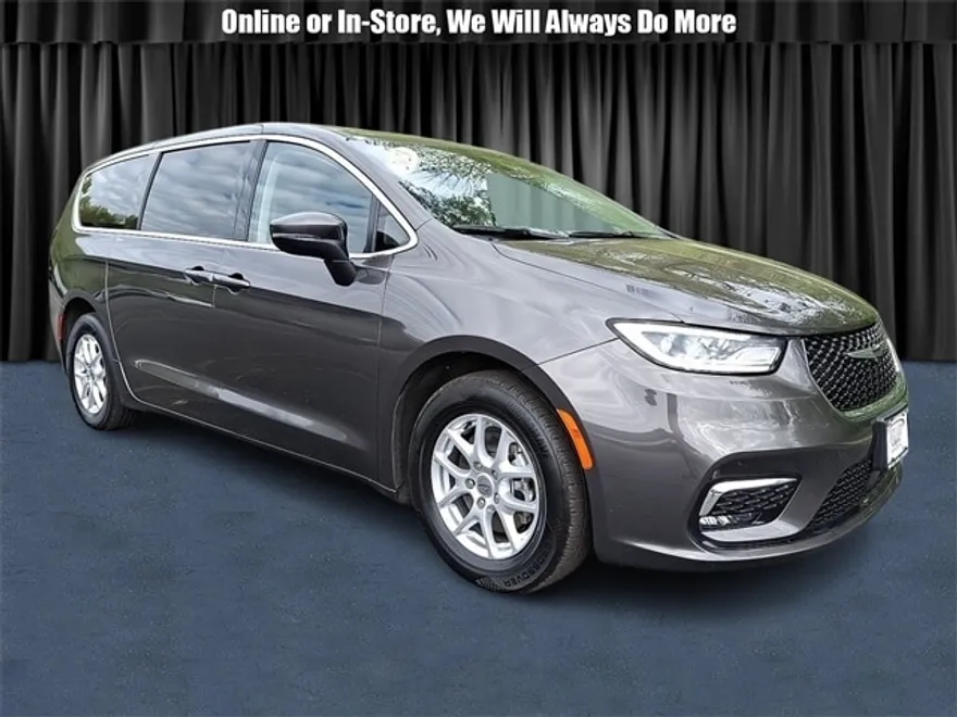 2023 Chrysler Pacifica Touring L photo 1