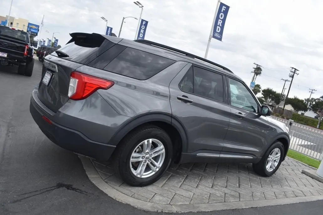 2022 Ford Explorer XLT photo 1