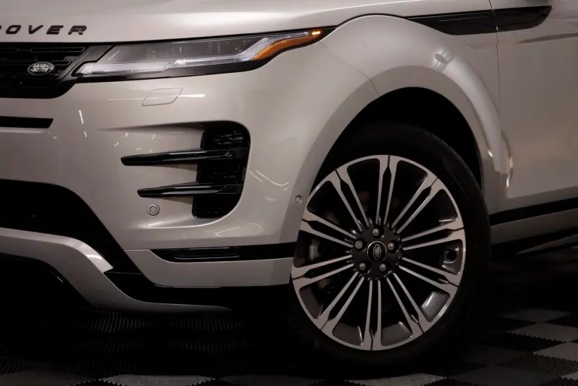 2025 Land Rover Range Rover Evoque Dynamic SE photo 1