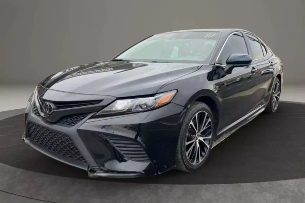 2020 Toyota Camry SE photo 1
