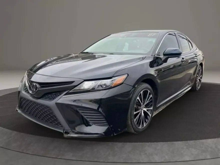 2020 Toyota Camry SE photo 1