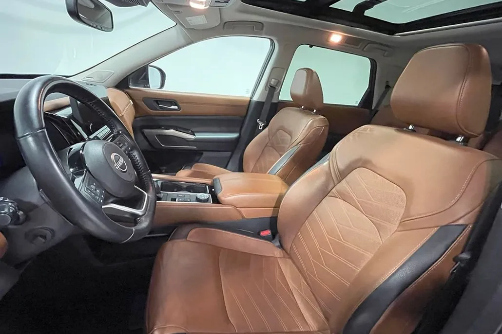 2022 Nissan Pathfinder Platinum photo 1
