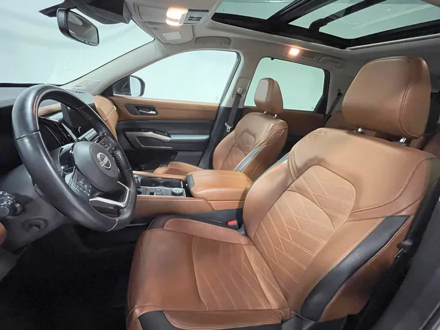 2022 Nissan Pathfinder Platinum photo 1