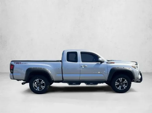 2016 Toyota Tacoma TRD Sport photo 4