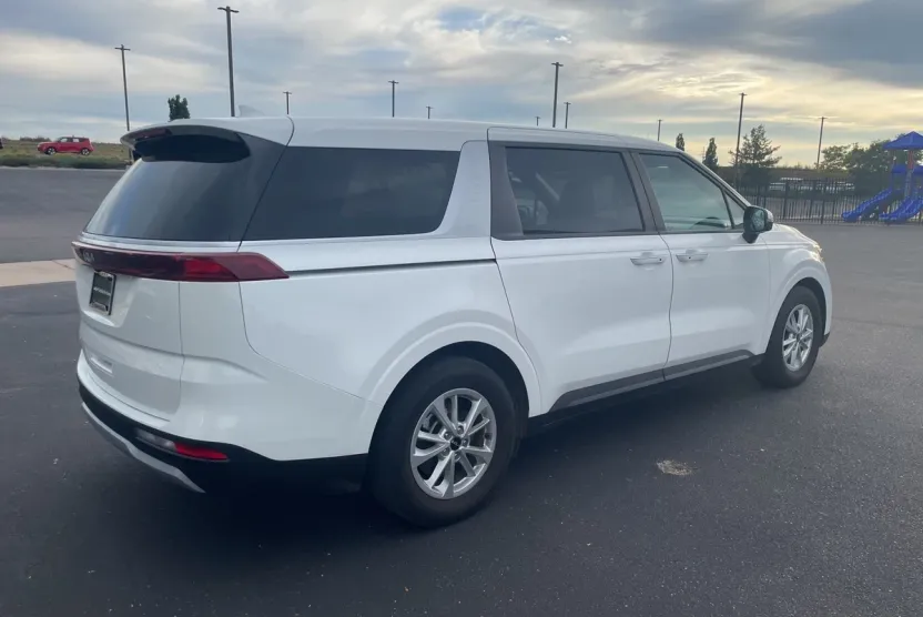 2024 Kia Carnival LX photo 1