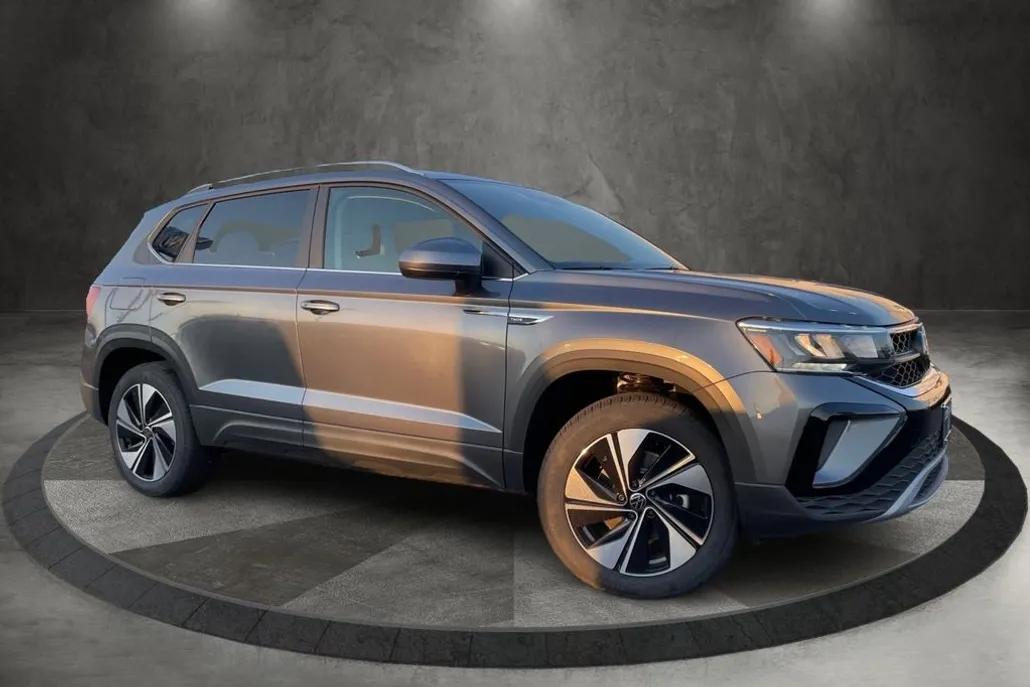 2024 Volkswagen Taos SE photo 1