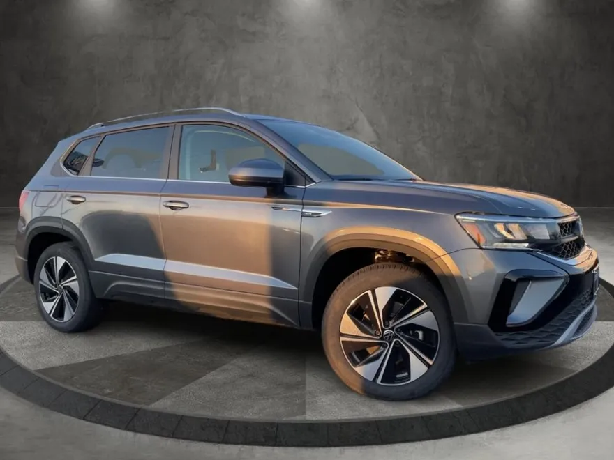 2024 Volkswagen Taos SE photo 1