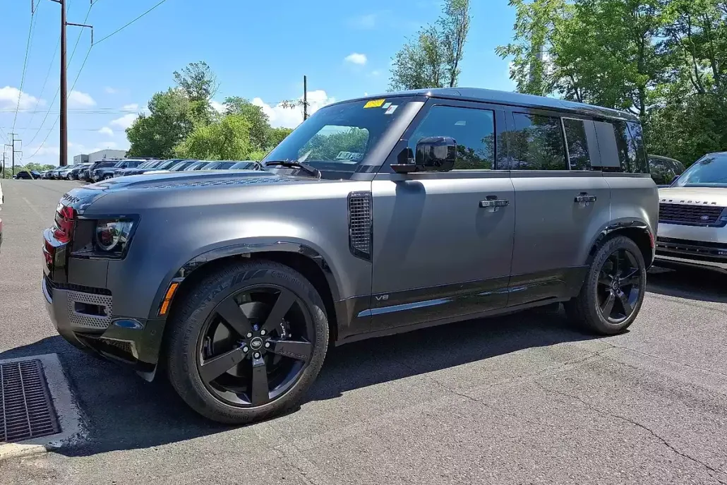 2025 Land Rover Defender 110 V8 photo 1